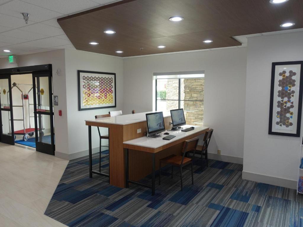 Holiday Inn Express & Suites Brentwood Extérieur photo
